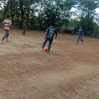 Perkuat Teknik Menggiring Bola Dalam Praktik Futsal, Guru PJOK MA Ma'arif Bulukumba Lakukan Ini