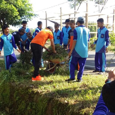 Kepala MAN 4 Bone Berjibaku dengan Peserta Didik Bersihkan Halaman Madrasah