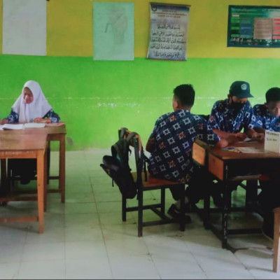 Guru Mapel Fiqih MTs Guppi Lembanna, Libatkan Siswa Diskusi kelompok Dalam Materi Muamalat