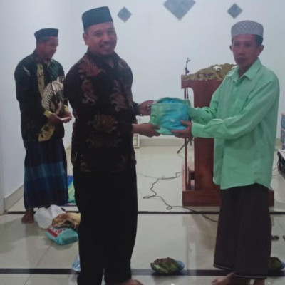 SRM di Masjid Nurul Haq Paccelekang, Kepala KUA Pattalassang Serahkan Mukena