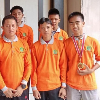 Abd. Azis, Santri DDI Cambalagi Juara 1 Lomba Lari 1500 Meter Pospeda Sulsel 2022