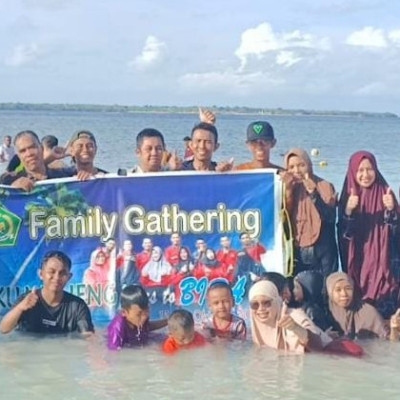 Bina Keakraban, KUA Bajeng Gelar Family Gathering di Tanjung Bira