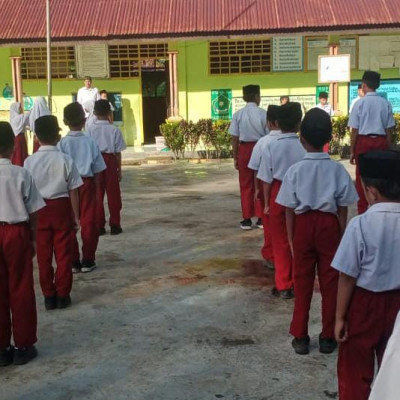 MIS Karama Semangat Laksanakan  Upacara Bendera