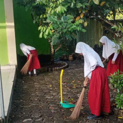 Siswa MIS Karama Antusias Bersihkan Lingkungan Madrasah Sebelum Upacara