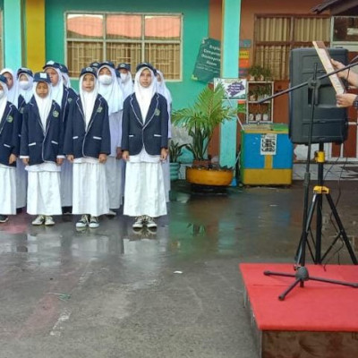 Pembina Upacara di MTsN Gowa: Generasi Muda Harus Miliki Karakter