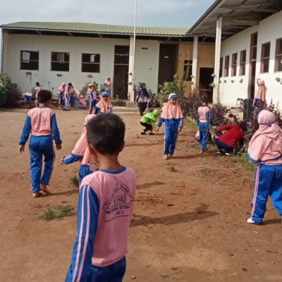 MI Hasan Al Banna Gowa Rutin Laksanakan Rabu Bersih