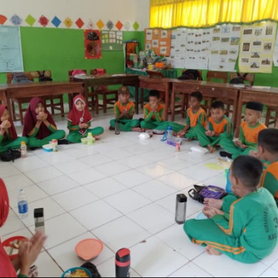 Intip Keseruan Makan Sehat Bersama di MIN 3 Sinjai