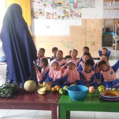 Siswa RA Hasan Al Banna Antusias Jadi Penjual Buah