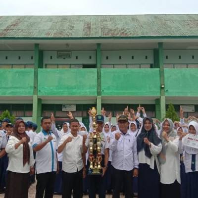 MB IQRA MTsN 1 Bone Serahkan Piala Kemenangan Ke Kamad