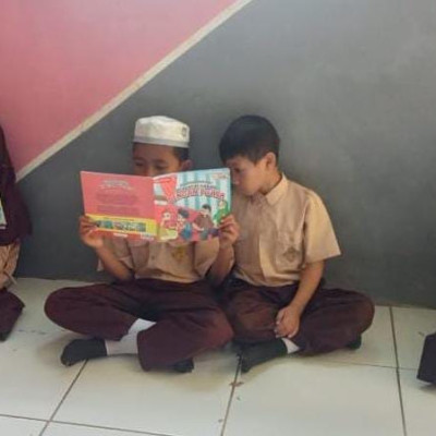 Siswa MIS As'adiyah Kindang Isi Jam Istirahat Dengan Membaca Buku