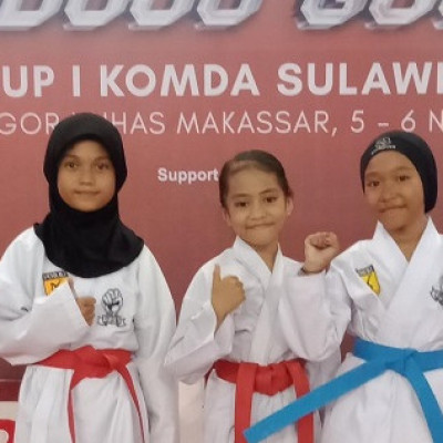 Karateka MIN 2 Bone Kencangkan Sabuk Biru-Merah di Kejuaraan Adiyaksa Cup I Makassar