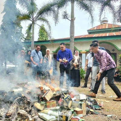 Kemenag Maros Bakar Ribuan Buku Nikah Kadaluarsa