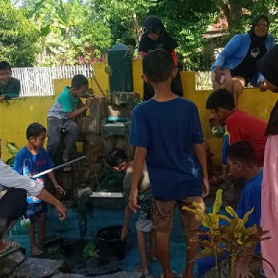 Peserdik ditemani Pendidik MIN 2 Bone Borongi Ikan-ikan di Kolam