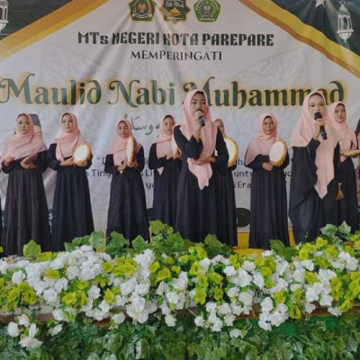 Performa Siswa MTsN Parepare dalam Peringatan Maulid Nabi Muhammad SAW