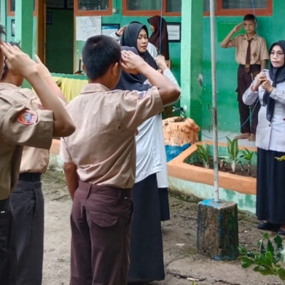 MTs Sampeang Gelar Upacara Bendera Peringati Hari Guru Nasional