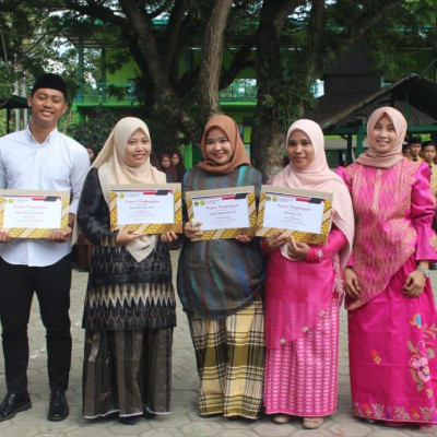 Gelar Upacara HGN 2022, MTs Tassbeh Baitul Qur'an Pinrang Beri Penghargaan Guru Berprestasi