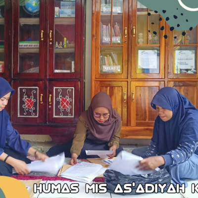 Hadapi Semester Ganjil, Guru MI As'adiyah Kindang Persiapkan Soal Semester