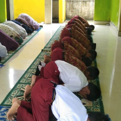 Menumbuhkan Karakter dan Mental Siswa MIS Karama Lewat Shalat Dhuhur