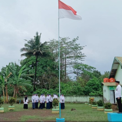 Tangis Haru Perayaan Hari Guru Nasional Tahun 2022 MTs Bacari