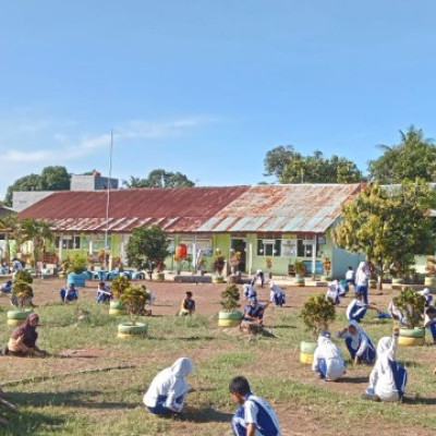 Cintai Lingkungan Madrasah, MTs Bacari Budayakan Kerja Bakti Setiap Hari Jumat