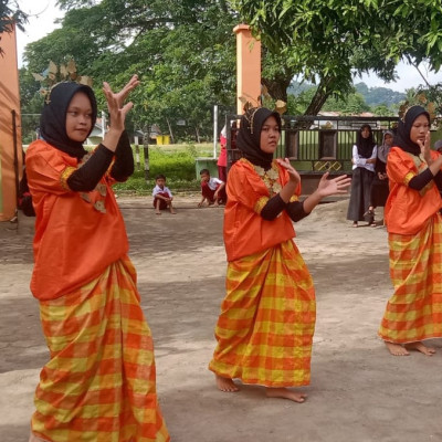 Lomba Tari Kreasi Pada Hari Kedua Porseni di MTs Bontonyeleng