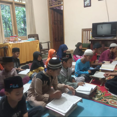 Kolaborasi Guru TPA dan Guru Al-Quran Hadits MIS Pattiroang, Perdalam Bacaan Al-Quran Peserta Didik