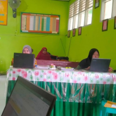 Guru MIS Padi Input Nilai Melalui Aplikasi Rapor Digital Madrasah