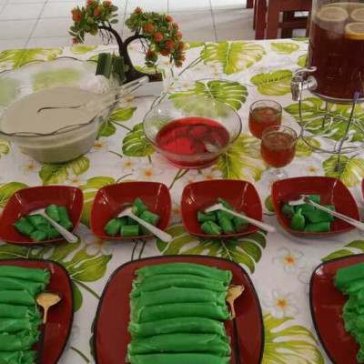 Lomba Tata Hidang, Santri Pontren DDI Lil-Banat Sajikan Kue Tradisional