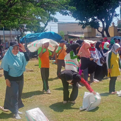 Meriahkan HAB, Dua Guru MTs As’adiyah Galung Beru Ikuti Lomba Lari Karung