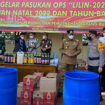 Humas Kemenag Luwu Ikut Musnahkan Miras Di Halaman Mapolres Luwu