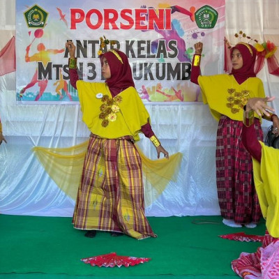 Tari Tradisional Ramaikan Lomba PORSENI di MTsN 3 Bulukumba