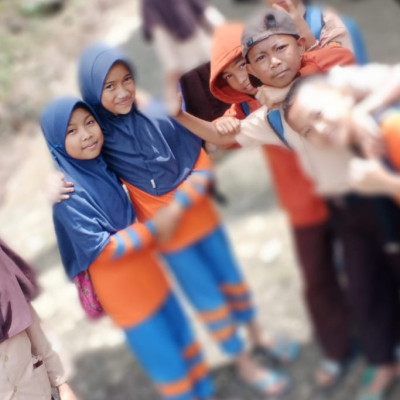 Sepulang Sekolah Siswa MIS As'adiyah Kindang Lakukan Selfie Di Lorong Madrasah