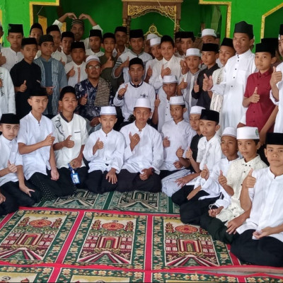 Beri Reward Santri, Ketua Yayasan As’adiyah Galung Beru Apresiasi Pembina Tahfizh