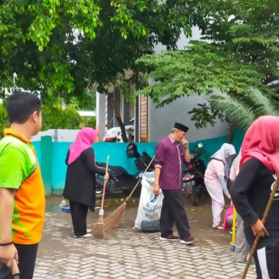 Ciptakan Lingkungan Bersih, Staf KUA Ujung Bulu Giatkan Kerja Bakti