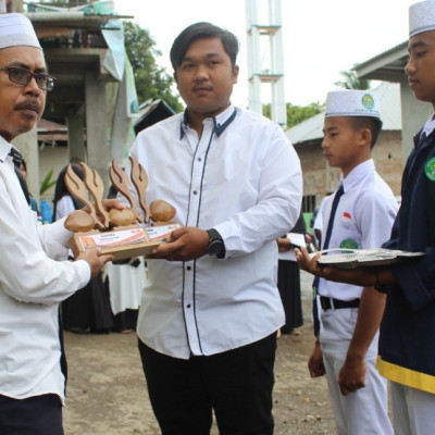 Pembina Pramuka MTs As’adiyah Galung Beru Serahkan Piala, Kamad: Kalian Luar Biasa