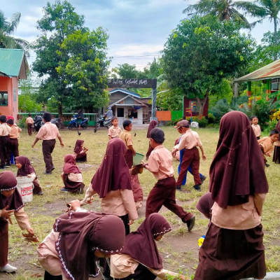 Bersihkan Lingkungan Madrasah Wujud dari Peduli Akan hidup Sehat dan Bersih
