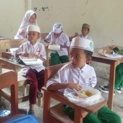 MI As’adiyah Galung Beru Tutup Semester Ganjil Dengan Tradisi Makan-makan