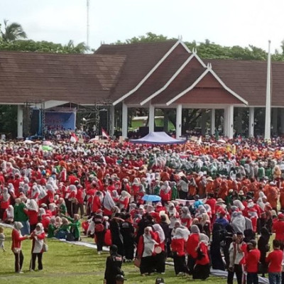 Kemenag Bulukumba Merahkan Lapangan Pantai Seruni Kegiatan Jalan Sehat Moderasi