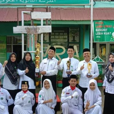 Paskibra MTsN Gowa Terima Piala Event Patonro Pasca Upacara