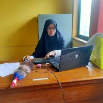 Perketat Disiplin, Wakamad MTs Muhammadiyah Songing Rekap Absensi