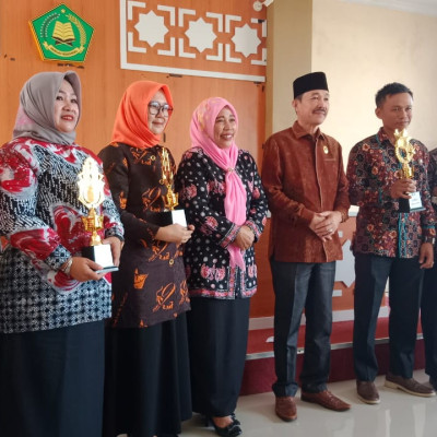 Kepala MIN 1 Bulukumba Hadiri Prosesi Penyerahan Tropy Juara Lomba HAB Ke-77