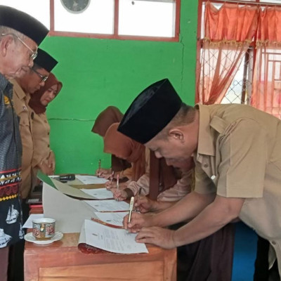 Dipimpin Kamad, Guru dan Pegawai MTsN 5 Bulukumba Tandatangani  Perkin 2023