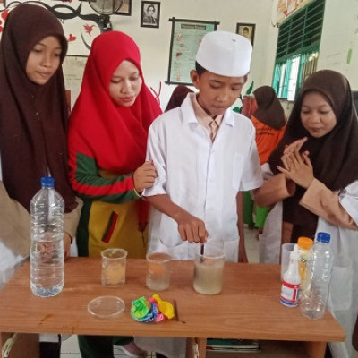 Didampingi Guru, Siswa MTs Al-Falah Arungkeke Praktek Pengembangan LKPD