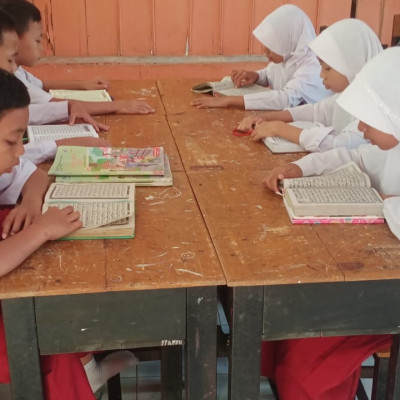 Siswa MIS Karama Rutin Baca Al Quran Sebelum Belajar