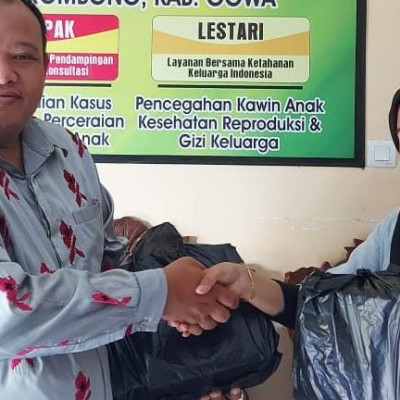 Kepala KUA Barombong Salurkan Wakaf Alquran Catin