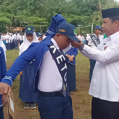 Pemasangan Jas Almamater Tandai Pelantikan Pengurus OSIM MTsN 4 Bulukumba