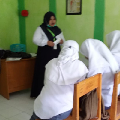 Siswi MA Darul Ulum Muhammadiyah Jalanjang Diberi Tablet Tambah Darah Oleh Petugas Puskesmas Ponre