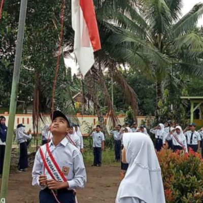 Upacara Akhir Februari, Wali Kelas IX MTs Guppi Lembanna Sampaikan Pesan Menyentuh