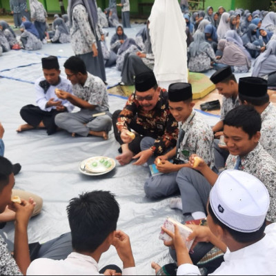 Sekolah Ramah Anak di MAN 2 Bone, Kakan Kemenag Lesehan Bersama Siswa