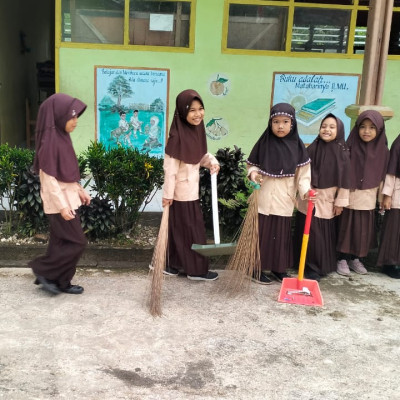 Cinta Lingkungan, MIS Karama Galakkan Sabtu bersih